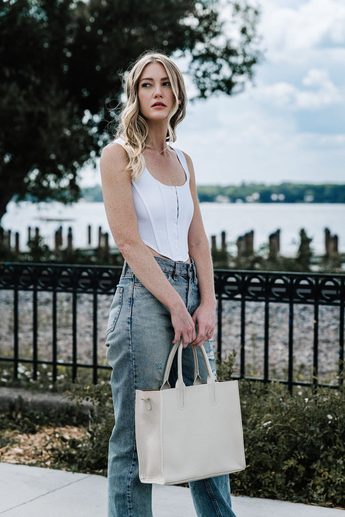 Mrs Minnesota, Mandy Faye, carrying the Endrizzi Bianca Special Edition